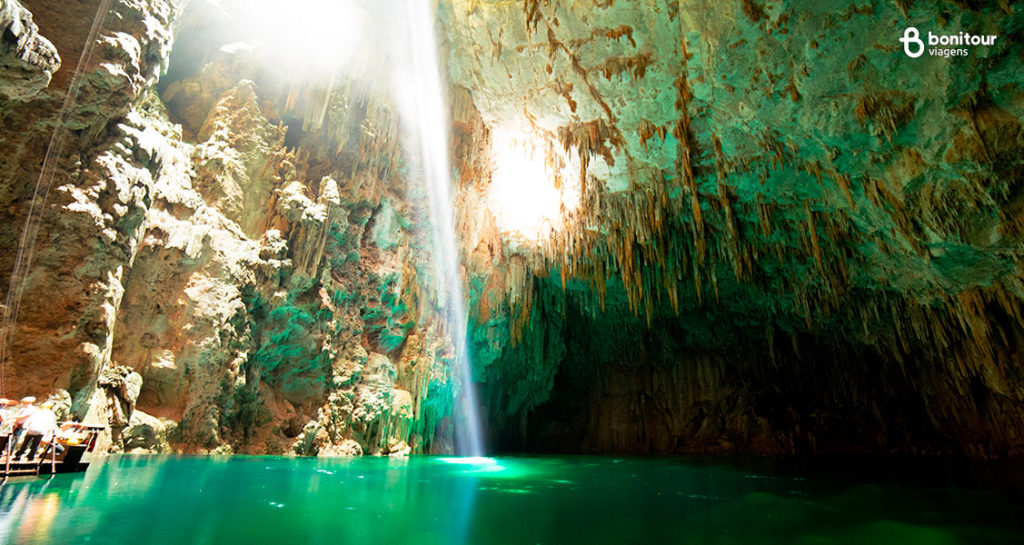 O Abismo Anhumas é uma caverna com milhares de anos em Bonito/MS.