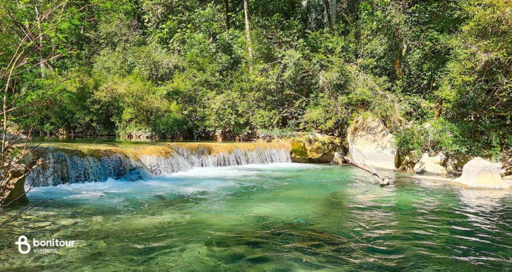 Trilhas e cachoeiras no Eco Serrana Park em Bodoquena