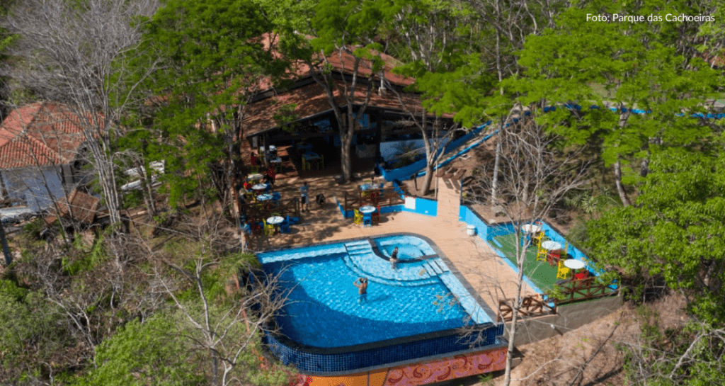 O Parque das Cachoeiras conta com uma estrutura completa com piscina de borda infinita