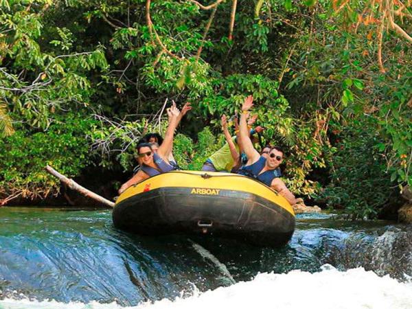 Passeio de bote no Rio Formoso em Bonito: diversão e aventura garantidos