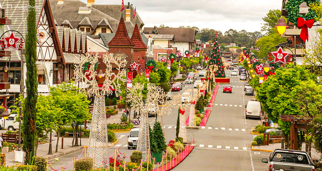 A cidade de Gramado fica tomada pela decoração natalina que encanta todos os viajantes e população local
